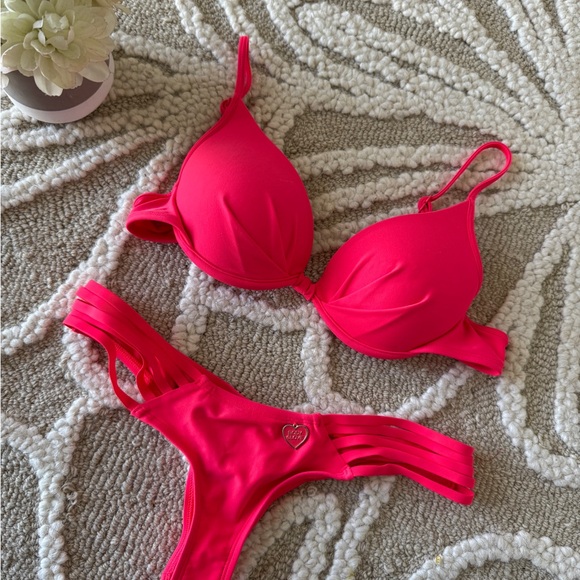 Bikini - Picture 2 of 4